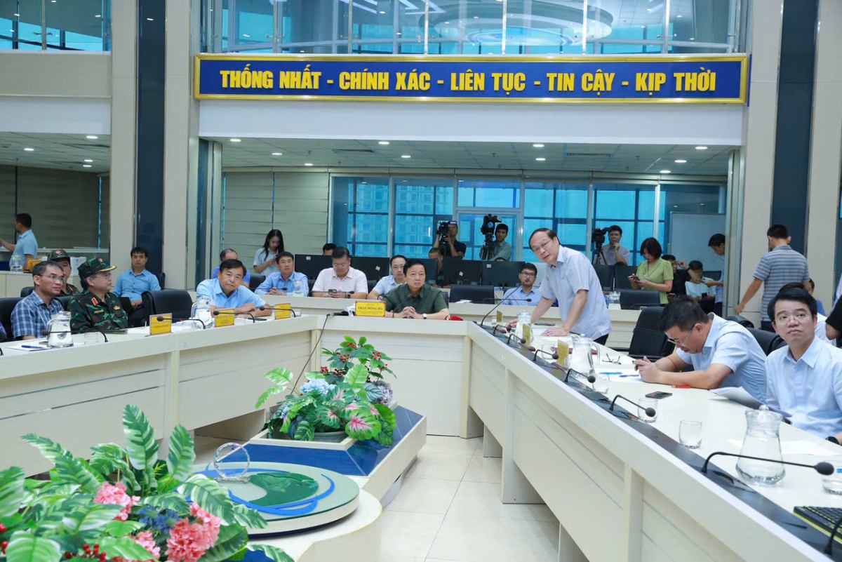 Deputy Prime Minister Tran Hong Ha listens to a report at the National Center for Hydro-Meteorological Forecasting. Photo: Minh Khoi  