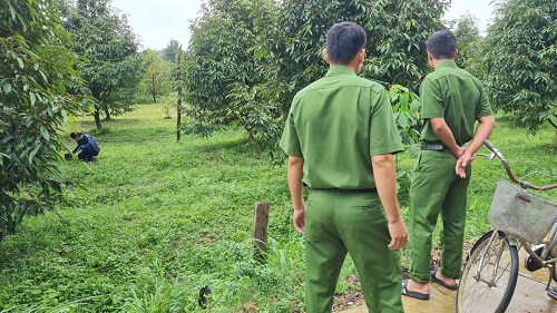 Công an ghi nhận hiện trường, điều tra vụ việc. Ảnh: Thanh Hoài 