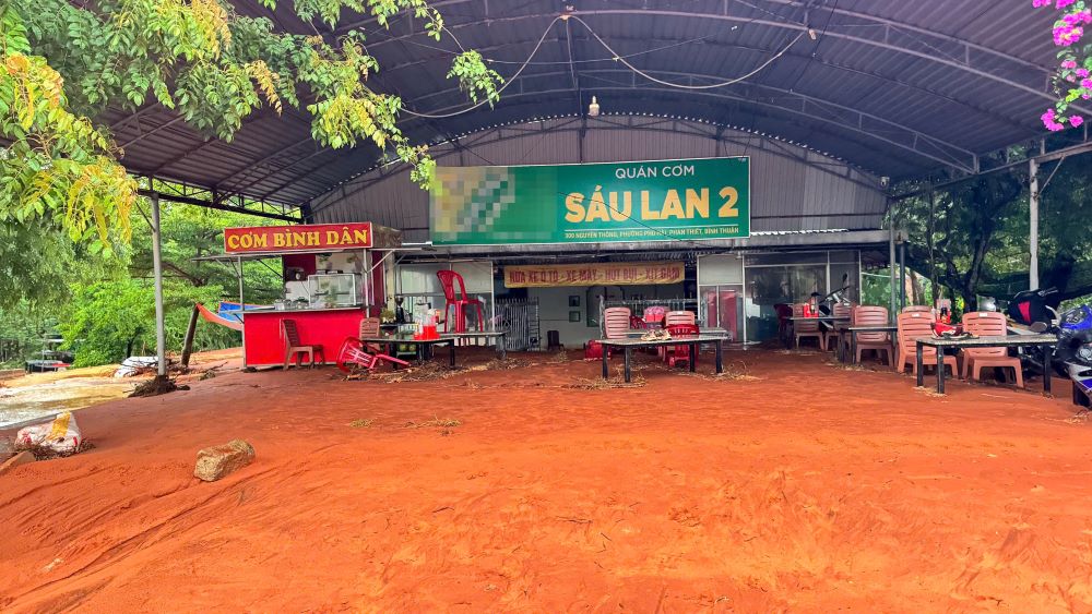 Sand flooded into the restaurant on the afternoon of September 5. Photo: Duy Tuan