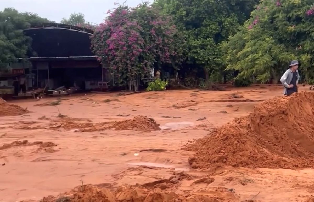 Sand flooded into the restaurant on July 27. Photo: Duy Tuan