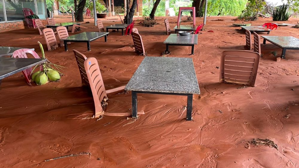 Sand covered the tables and chairs of Mr. Duc's shop on July 27. Photo: Duy Tuan