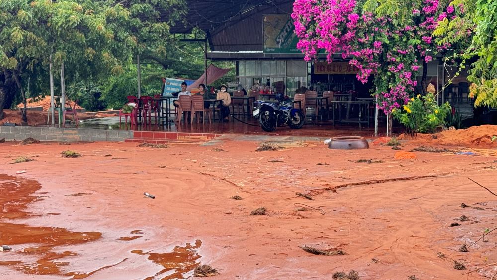 The sand overflow on September 3 only reached the restaurant's yard. Photo: Duy Tuan