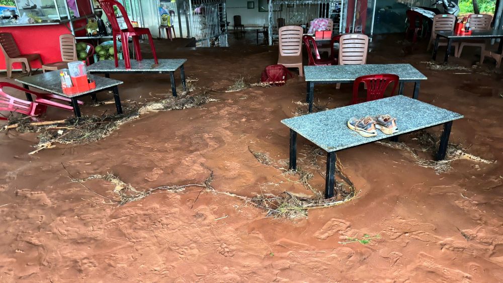 Sand covered tables and chairs on the afternoon of September 5. Photo: Duy Tuan