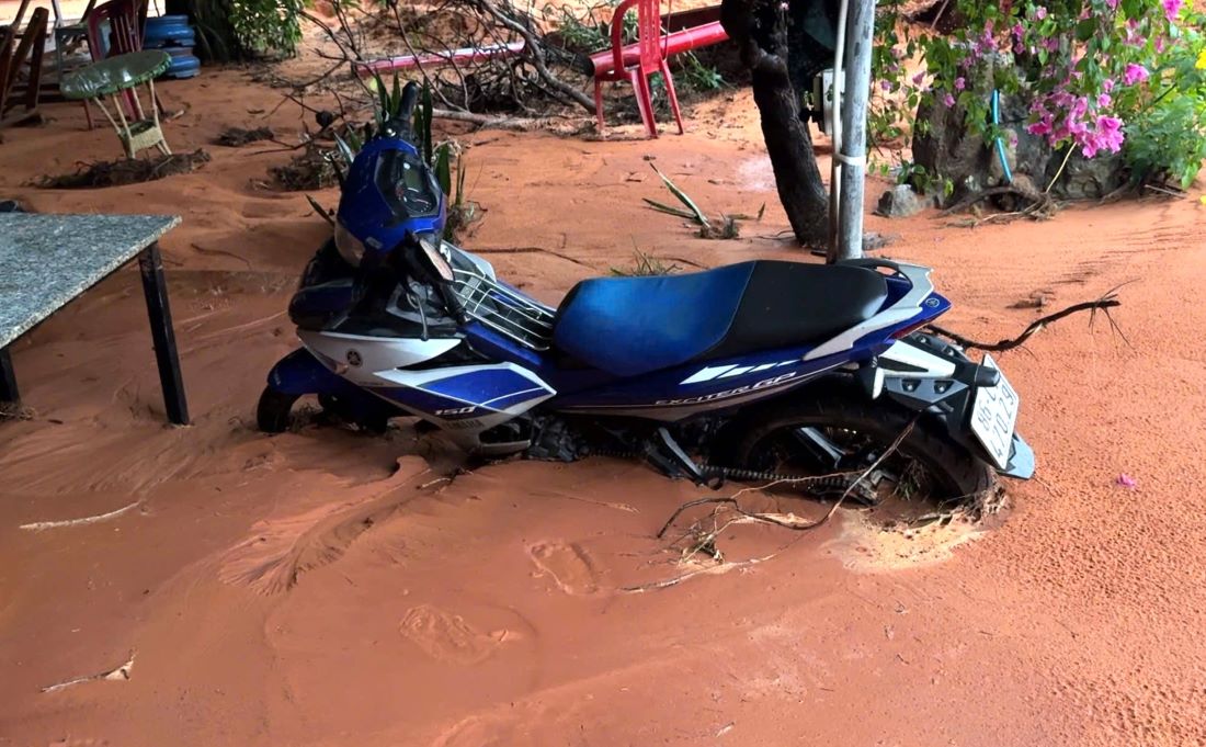 Motorbike covered in sand on the afternoon of September 5. Photo: Duy Tuan