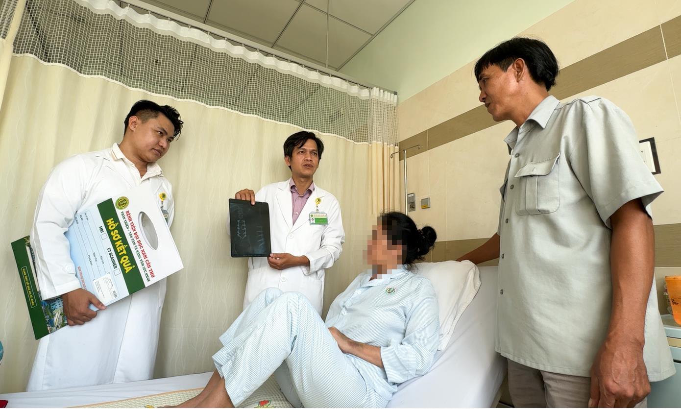 Doctor examines a patient with spinal tuberculosis. Photo: Provided by the hospital