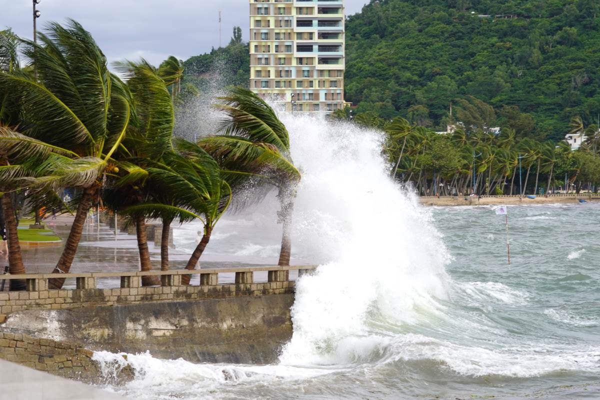 Sóng chồm lên công viên ven biển Bãi Trước, TP Vũng Tàu lúc thủy triều lên. Ảnh: Thành An