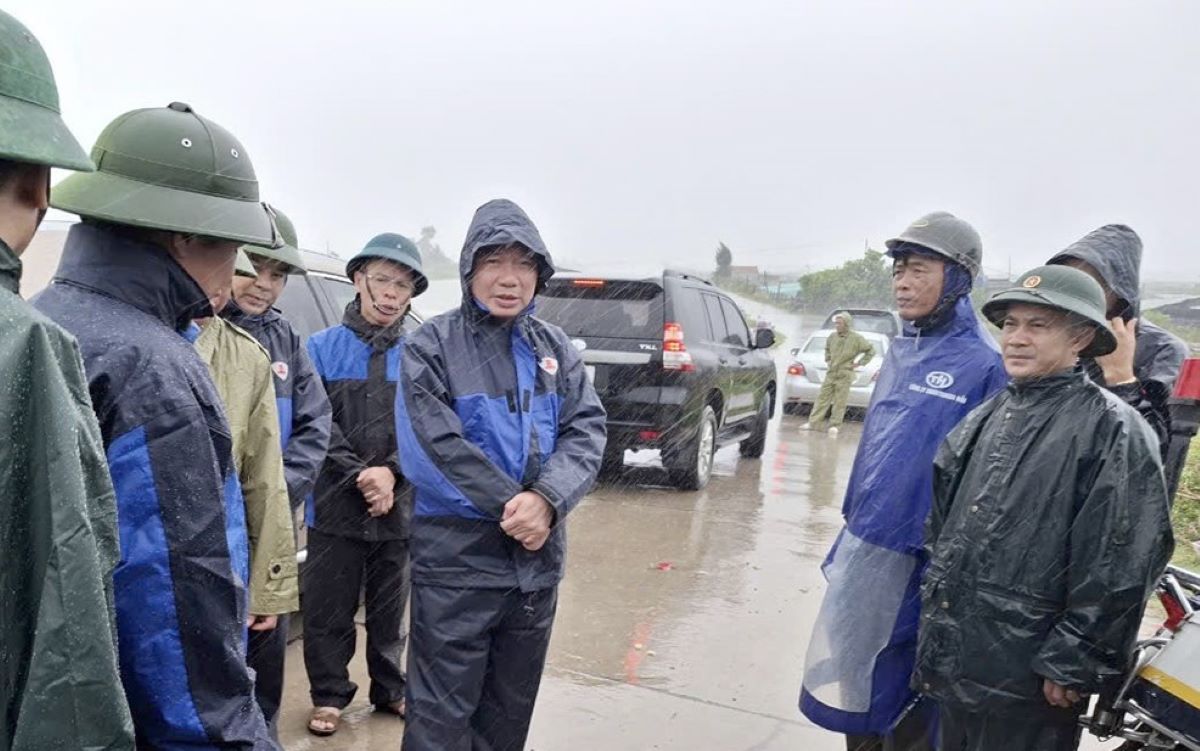 Ông Tống Quang Thìn - Phó Chủ tịch thường trực UBND tỉnh Ninh Bình kiểm tra công tác phòng, chống bão tại huyện Kim Sơn. Ảnh: Diệu Anh