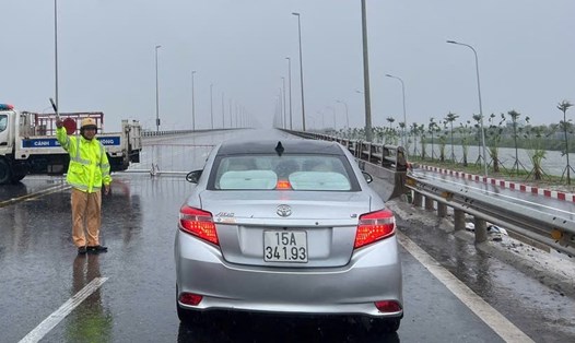 Công an thành phố Hải Phòng điều tiết giao thông, không cho xe lưu thông qua cầu Tân Vũ - Lạch Huyện để bảo đảm an toàn trước bão số 3. Ảnh: CSGT Hải Phòng