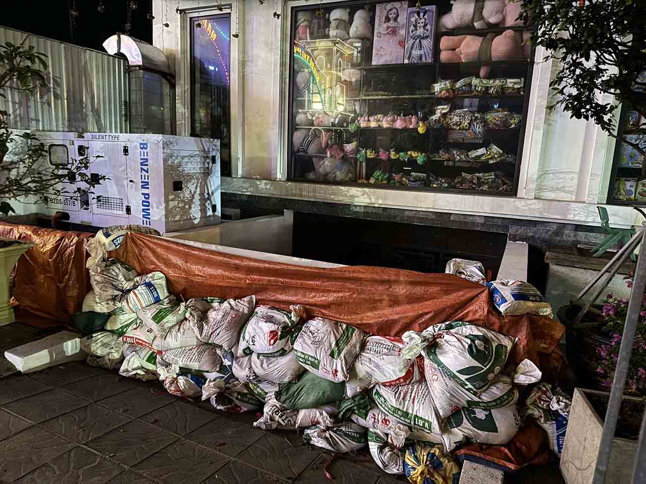 Large sandbags are placed in front of the basement door of the adjacent house. Photo: Cao Nguyen.