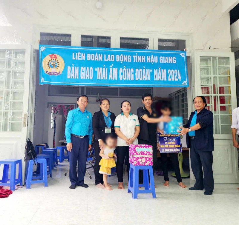 Lễ bàn giao Mái ấm Công đoàn cho đoàn viên Phan Thị Kiều Trang. Ảnh: LĐLĐ tỉnh Hậu Giang.