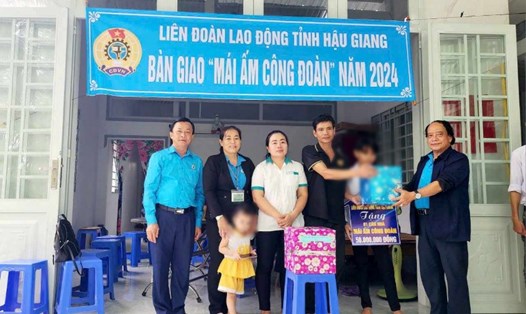 Lễ bàn giao Mái ấm Công đoàn cho đoàn viên Phan Thị Kiều Trang. Ảnh: LĐLĐ tỉnh Hậu Giang.