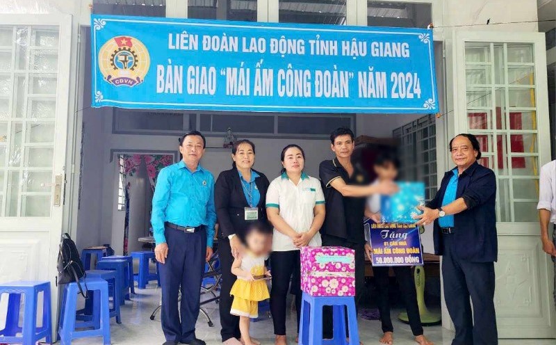 Lễ bàn giao Mái ấm Công đoàn cho đoàn viên Phan Thị Kiều Trang. Ảnh: LĐLĐ tỉnh Hậu Giang.