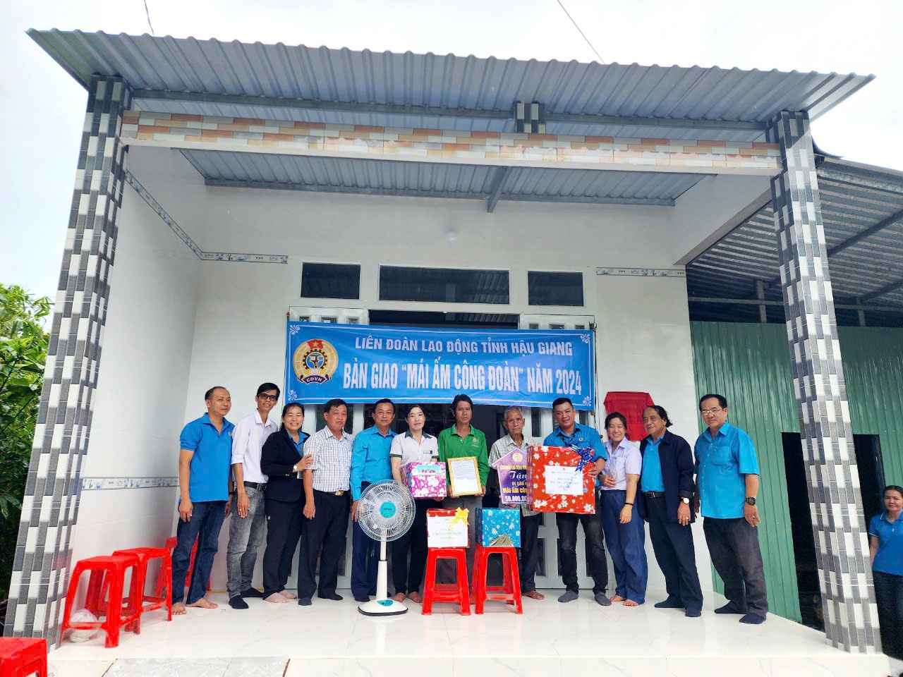 Leaders of Hau Giang Provincial Labor Federation presented the Union Shelter to the family of union member Le Ngoc Bich. Photo: Photo: Hau Giang Provincial Labor Federation.