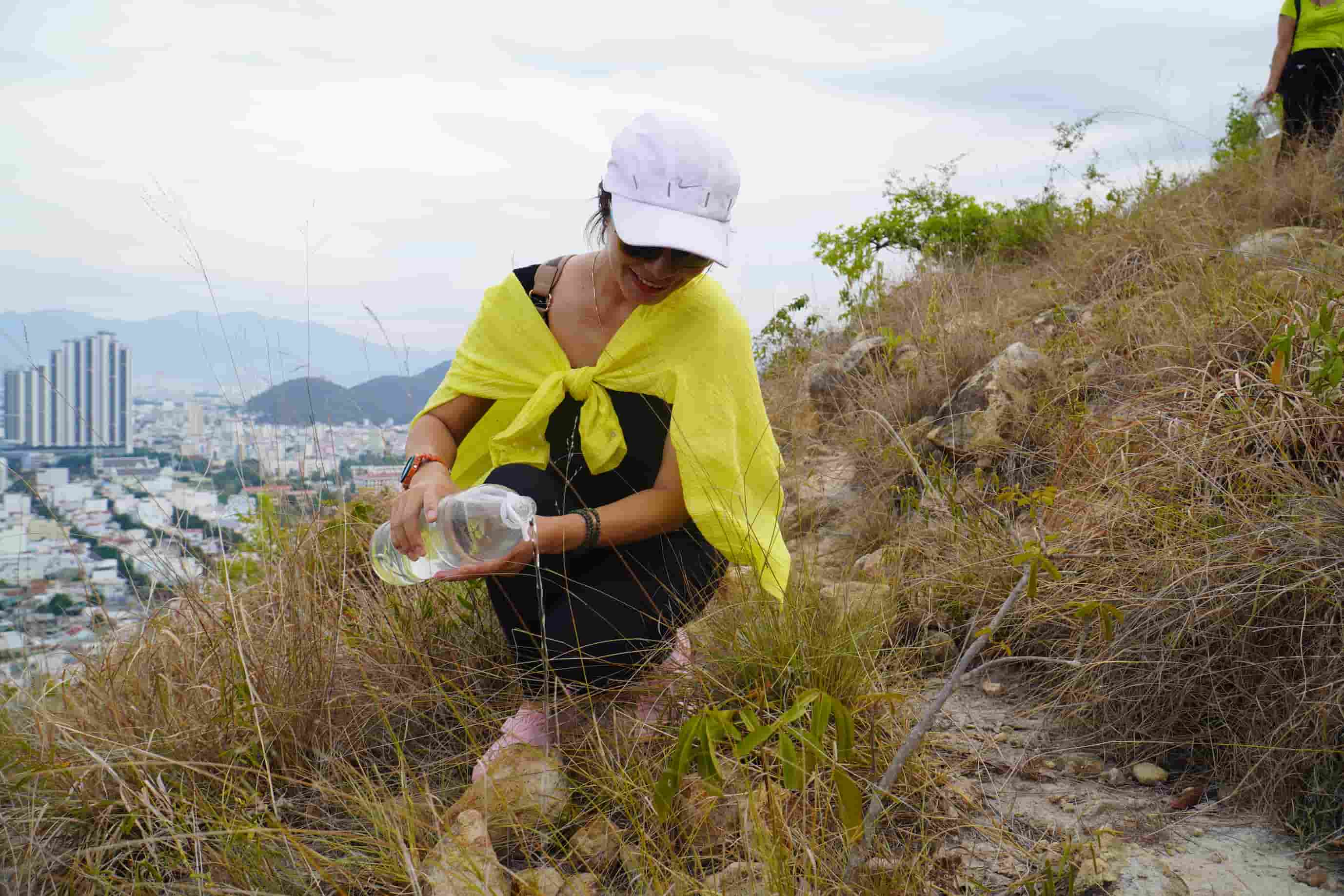 Anh Phạm Vũ Thanh An, giáo viên trường THCS Võ Văn Ký, TP Nha Trang hằng tuần cùng bạn, học sinh leo núi rèn luyện sức khỏe. Nhóm anh còn mang theo nước để tưới những cây Cẩm Liên mà họ đã trồng nhiều tháng qua.  Đỉnh núi chủ yếu là cỏ tranh, cỏ lau, cây bụi nhỏ và thực bì. Khu vực thường xuyên xảy ra các vụ cháy vào mùa khô.