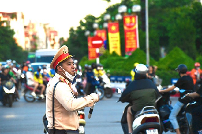 Ngoài bảo hiểm xe máy, cảnh sát giao thông kiểm tra giấy tờ khác. Ảnh: V.Tuân