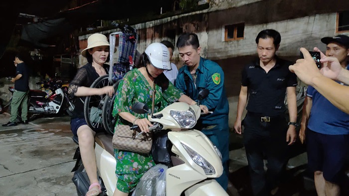 Người dân khu chung cư A7 Tân Mai di dời đến khu vực an toàn. Ảnh: Hanoi.gov