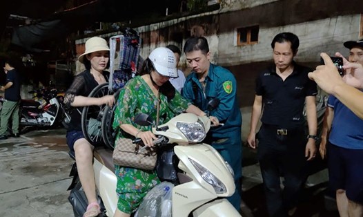 Người dân khu chung cư A7 Tân Mai di dời đến khu vực an toàn. Ảnh: Hanoi.gov