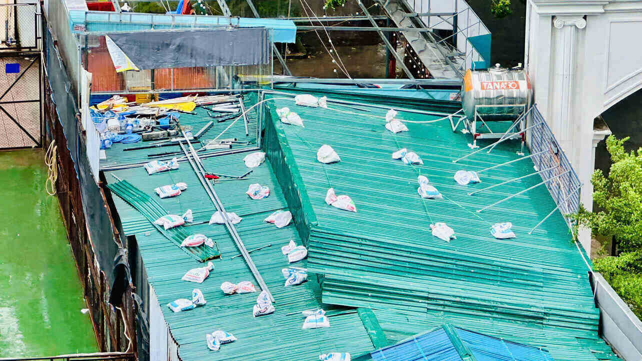 A household in Hoang Liet ward (Hoang Mai district) places sandbags on the roof to prevent the corrugated iron roof from being blown away when storm No. 3 Yagi swept through. Photo: Minh Ha