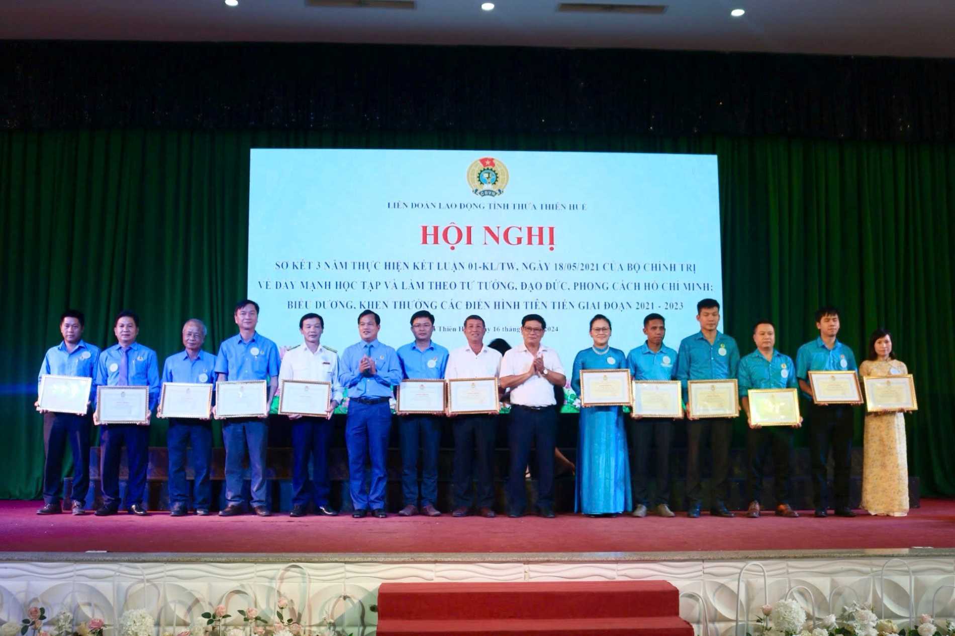 Mr. Tran Ngoc Vi (white shirt, standing in the middle) was commended by the Provincial Federation of Labor at the Conference to review 3 years of implementing Conclusion 01-KL/TW. 3. Mr. Tran Ngoc Vi (white shirt, standing in the middle of the 3rd row) was commended at the Forum "Improving National Labor Productivity" in May 2024.  