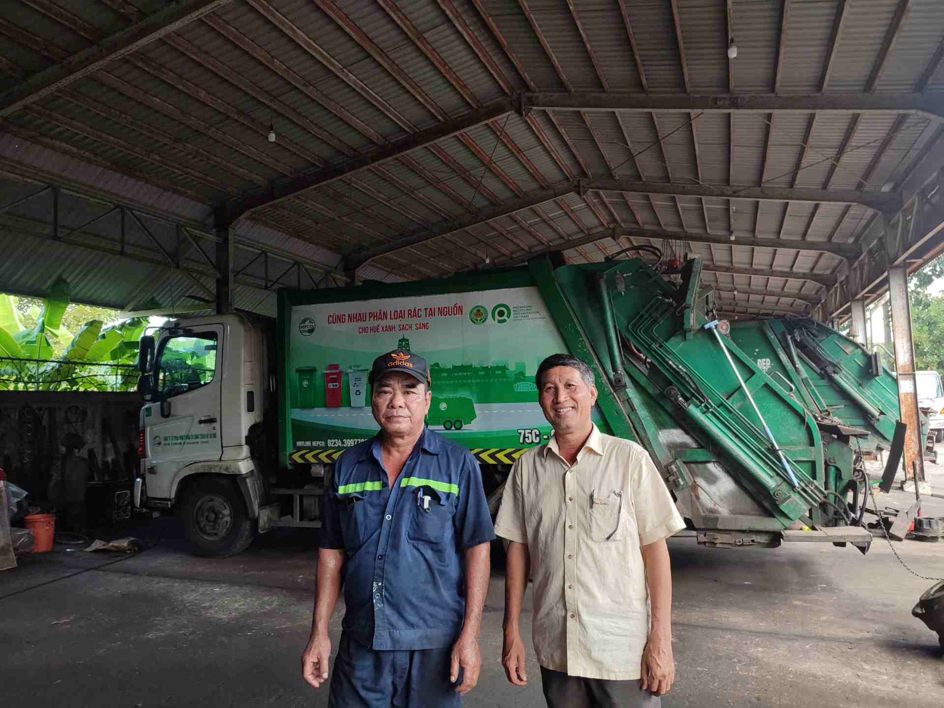 Mr. Tran Ngoc Vi (right) and his subordinates. Photo: Nha Phuong.