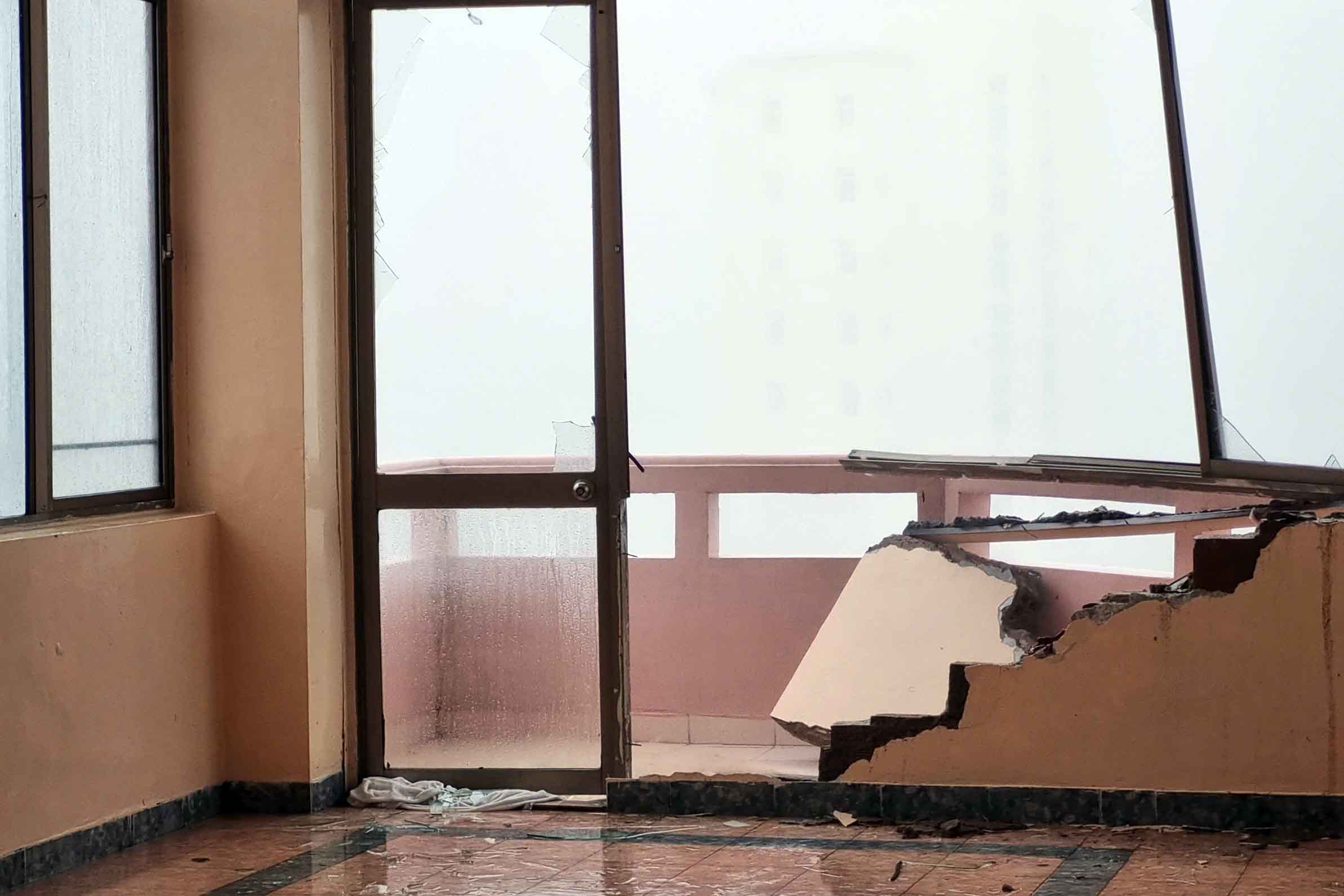 Gió giật rất mạnh dù bão chưa đổ bộ, mảng tường khách sạn bị quật đổ