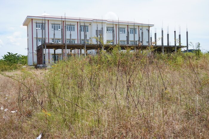 Trường Trung cấp Kinh tế - Công nghệ Dung Quất nợ lương, BHXH hơn 1,6 tỉ đồng. Hiện trường này đang bị bỏ hoang. Ảnh: Viên Nguyễn