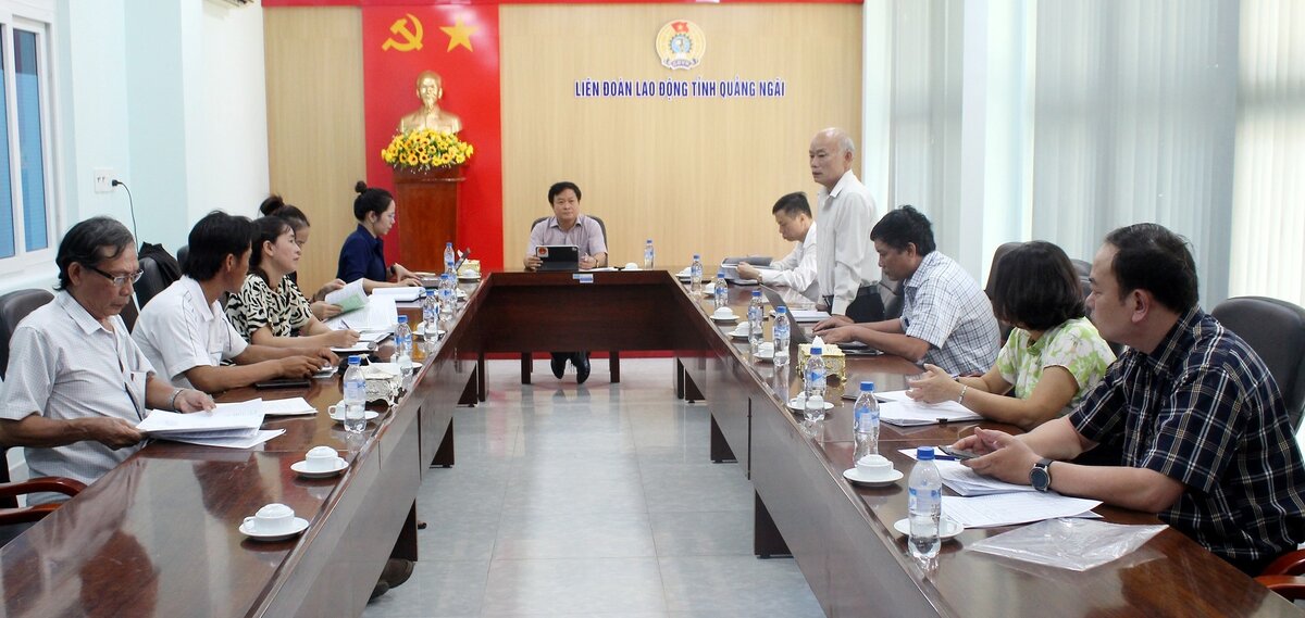 Quang Ngai Provincial Labor Federation held a meeting to resolve the petition of a group of workers who used to work at Dung Quat College of Economics and Technology. Photo: Quang Ngai Labor Union