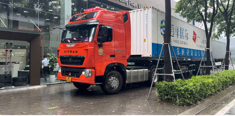 Một cửa hàng thuê xe container chắn gió của bão số 3. Hoàng Lộc