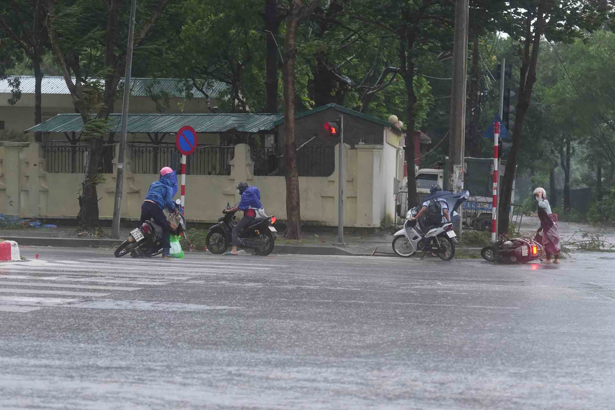 Đến 16h, mưa lớn kèm gió giật mạnh do ảnh hưởng của bão số 3 vào chiều 7.9 ở Hà Nội đã khiến việc đi lại của người dân gặp rất nhiều khó khăn.