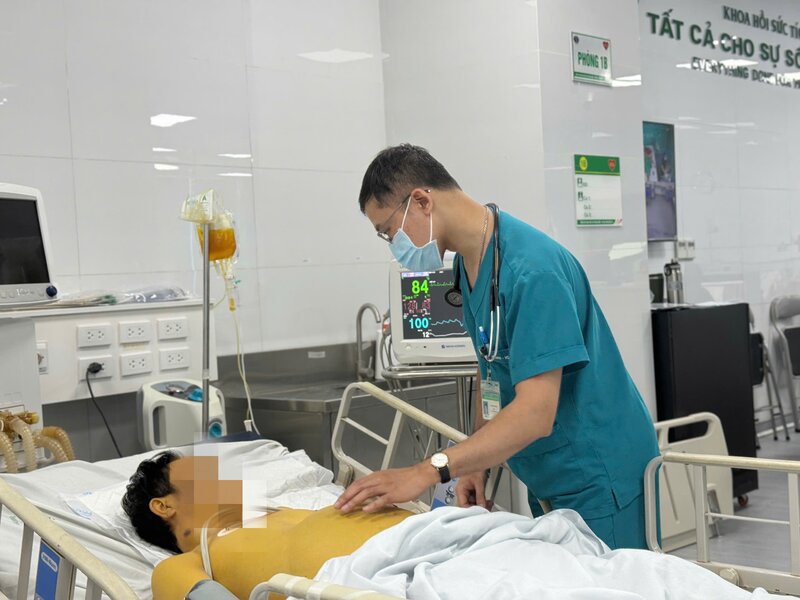 Bác sĩ chăm sóc cho bệnh nhân suy gan do dùng thuốc nam không rõ nguồn gốc. Ảnh: BVCC