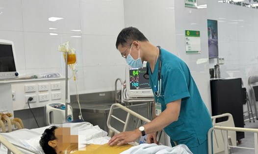 Bác sĩ chăm sóc cho bệnh nhân suy gan do dùng thuốc nam không rõ nguồn gốc. Ảnh: BVCC
