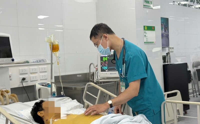 Bác sĩ chăm sóc cho bệnh nhân suy gan do dùng thuốc nam không rõ nguồn gốc. Ảnh: BVCC