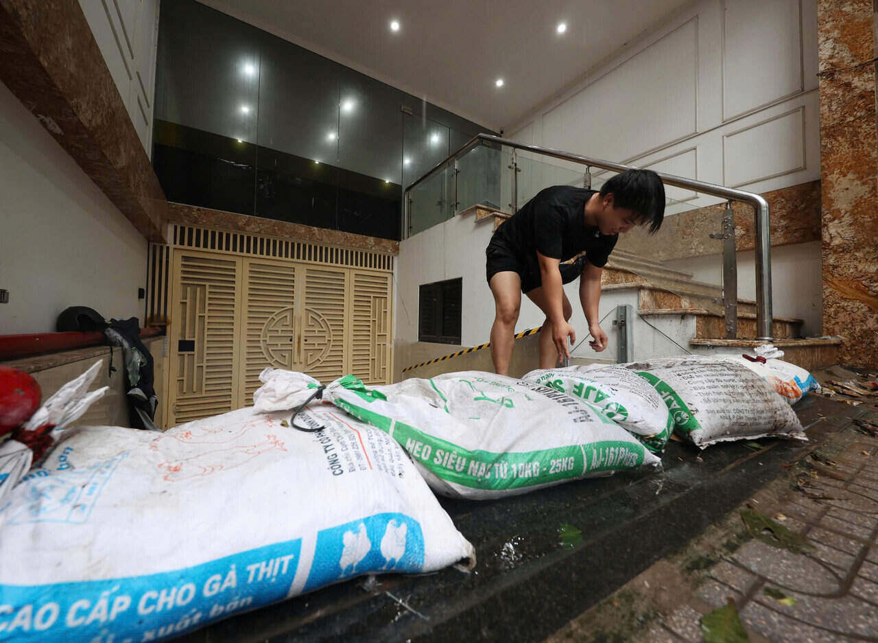 People "built dams and banks" in front of their basements to prevent water from flooding their homes before storm No. 3 made landfall. Photo: Tung Giang