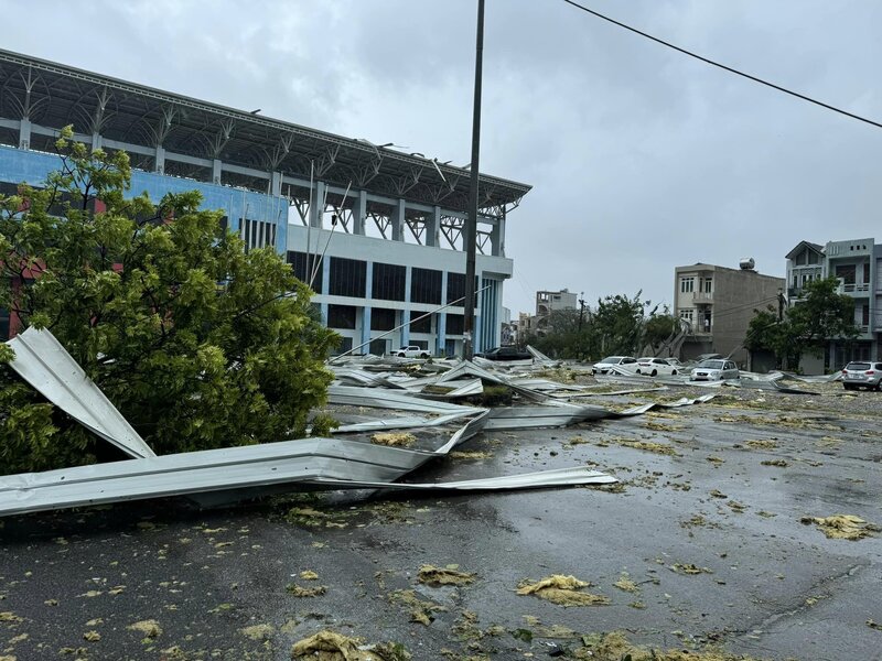 In front of Cam Pha Stadium, strong winds blew away many corrugated iron roofs.