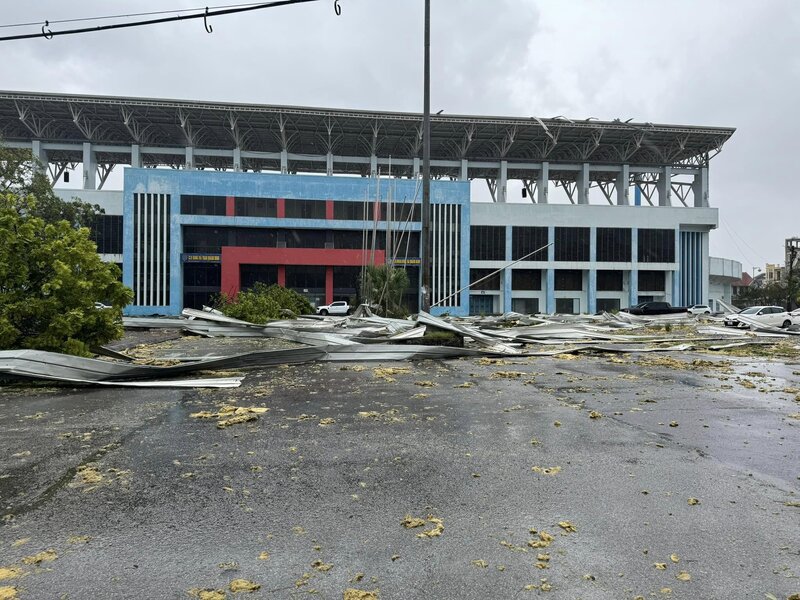 Sân vận động Cẩm Phả tan hoang do bão số 3.