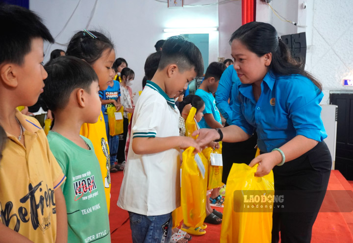 Chủ tịch LĐLĐ tỉnh Kiên Giang Trương Thanh Thúy tặng quà dịp Tết Trung thu năm 2023. Ảnh: Nguyên Anh