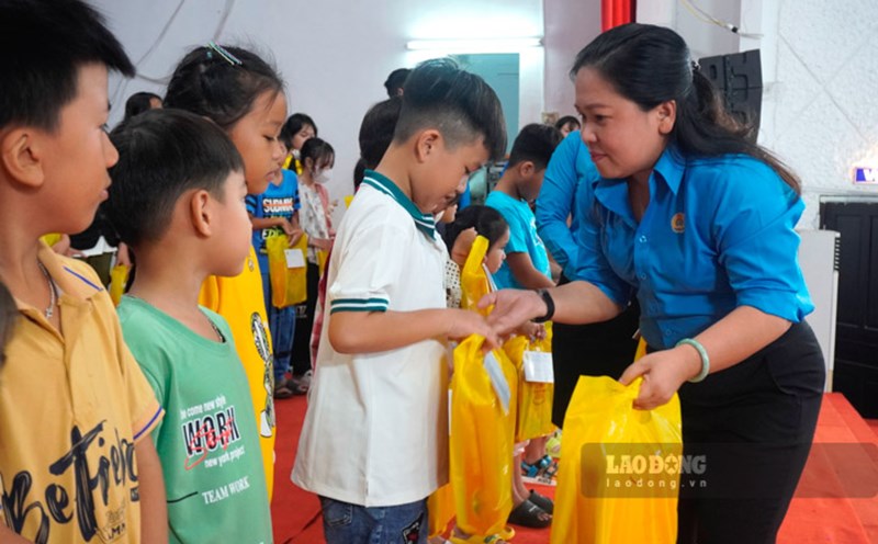 Chủ tịch LĐLĐ tỉnh Kiên Giang Trương Thanh Thúy tặng quà dịp Tết Trung thu năm 2023. Ảnh: Nguyên Anh