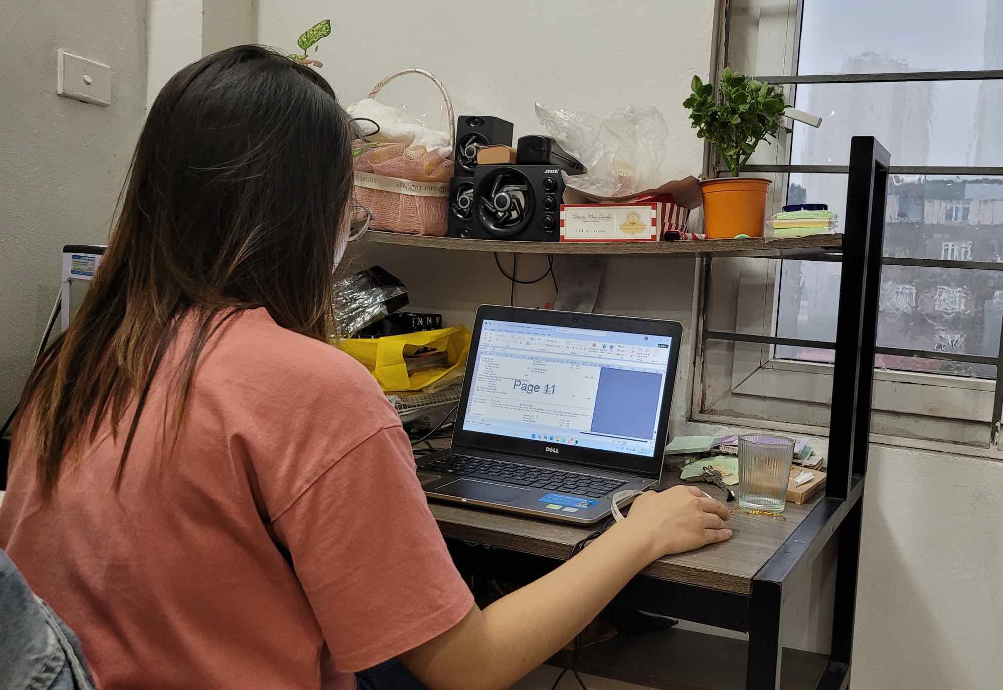 Một số công ty đã cho phép người lao động làm việc tại nhà khi bão số 3 đổ bộ. Ảnh: Ngọc Minh 