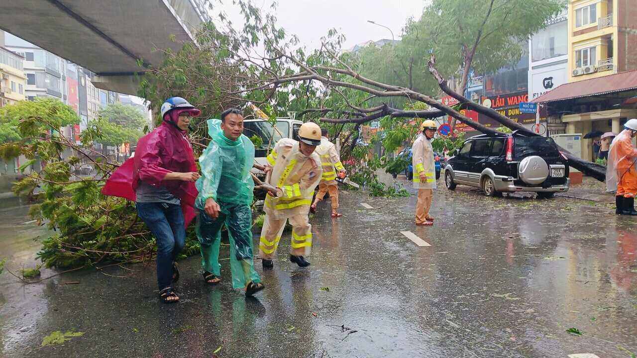 Mưa lớn kèm gió giật mạnh do ảnh hưởng của bão số 3 vào chiều 7.9 ở Hà Nội đã khiến nhiều cây xanh bật gốc, gãy đổ trên đường, nhiều nơi bị cắt điện. Ảnh: Hữu Chánh