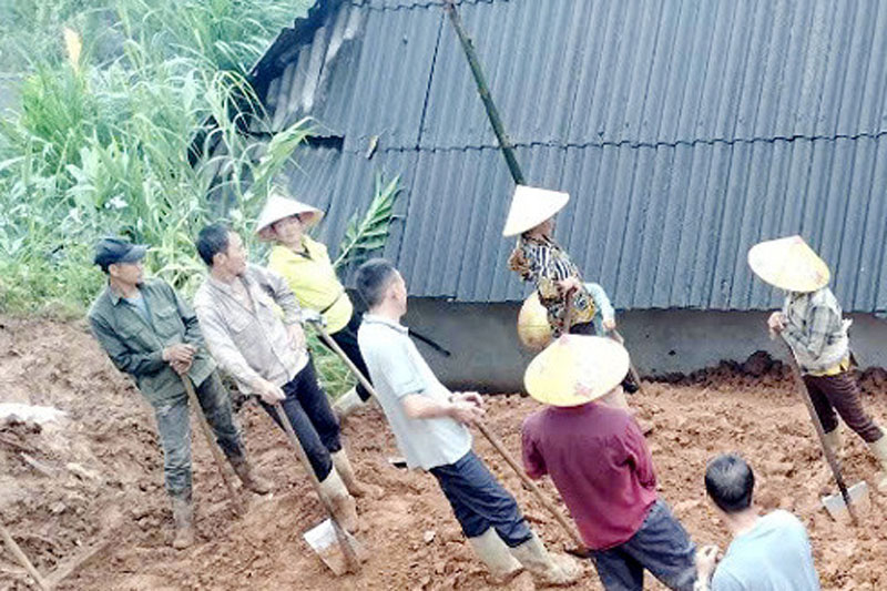 San gạt vị trí có nguy cơ sạt lở để đảm bảo an toàn cho người dân Lào Cai. Ảnh: Tuấn Ngọc