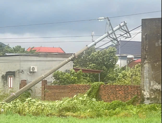 Images of super typhoon Yagi causing serious damage to the power system. Photo: Provided by EVN