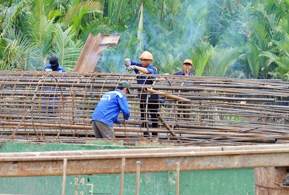 According to Lao Dong's records at the construction site of the Ring Road 3 project in Thu Duc City, the entire system including investors, contractors, engineers, supervisors, workers... all took turns working three shifts, four shifts day and night, and even during the recent September 2nd holiday, construction was still actively underway.