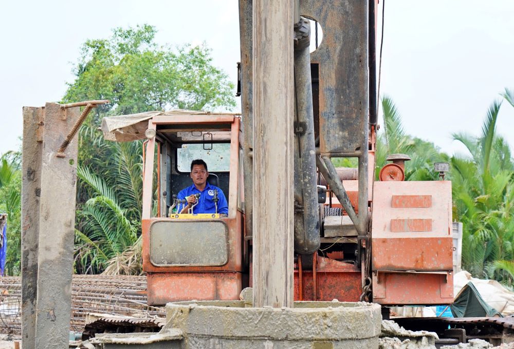 Hiện công nhân trên công trường đang thi công hạng mục cầu, hầm trên tuyến, xử lý đất yếu bằng đào thay đất đóng cừ tràm, cọc đất gia cố xi măng và thi công bấc thấm. Hiện gói thầu XL3 đã đạt được 22% giá trị xây lắp.