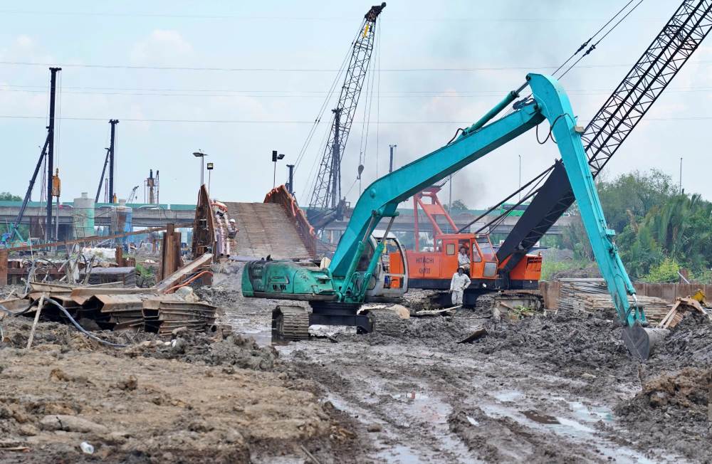 In this area, the contractor is starting to build the intersection of Ring Road 3 with the Ho Chi Minh City - Long Thanh - Dau Giay Expressway. After completion, this area will be connected to the access road through Nhon Trach Bridge towards Dong Nai, then connected to the Ben Luc - Long Thanh Expressway to create an inter-provincial traffic axis.