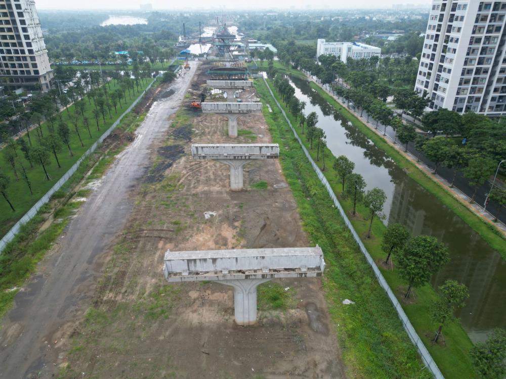 At the XL3 package through Thu Duc City, many concrete pillars have completed their bodies and caps, preparing to launch beams in the near future.