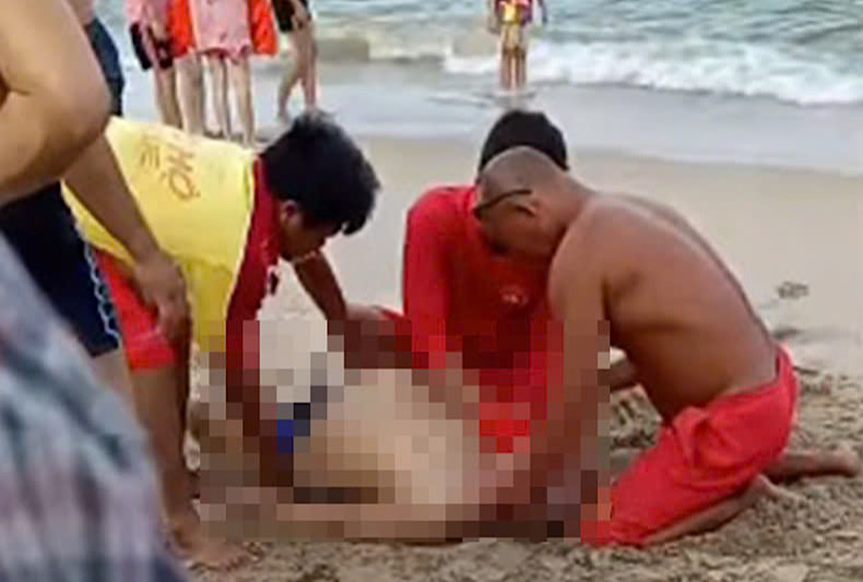 Lược lượng cứu nạn cứu hộ tại bãi biển Nha Trang nỗ lực cứu nạn nhân bị đột quỵ. Ảnh: Phương Linh