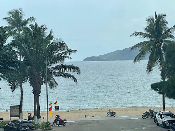 Biển Nha Trang sáng 7.9 vắng người tắm biển vì lo ngại ảnh hưởng bão số 3.Ảnh: Phương Linh