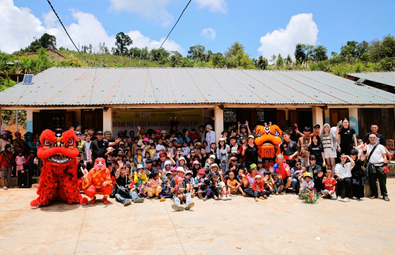 Trạm nụ cười (Đà Nẵng) vượt hơn 150km mang Trung thu đến sớm với trẻ em miền núi Quảng Nam. Ảnh Hoàng Bin