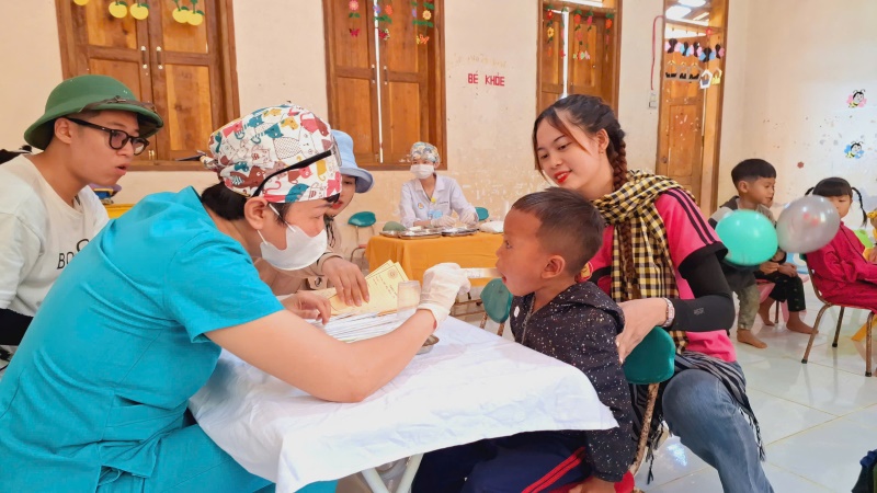 Volunteer doctor of Smile Station examines Xe Dang children, Quang Nam. Photo: Hoang Bin