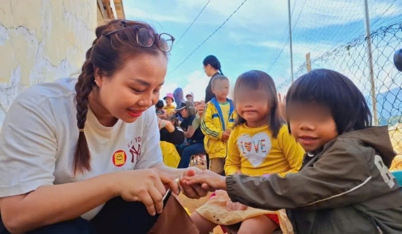 Bạ Nguyễn Cẩm cắt móng tay chân, làm vệ sinh cho trẻ em Xê Đăng ở điểm trường Tak Rân, Nam Trà My. Ảnh Hoàng Bin